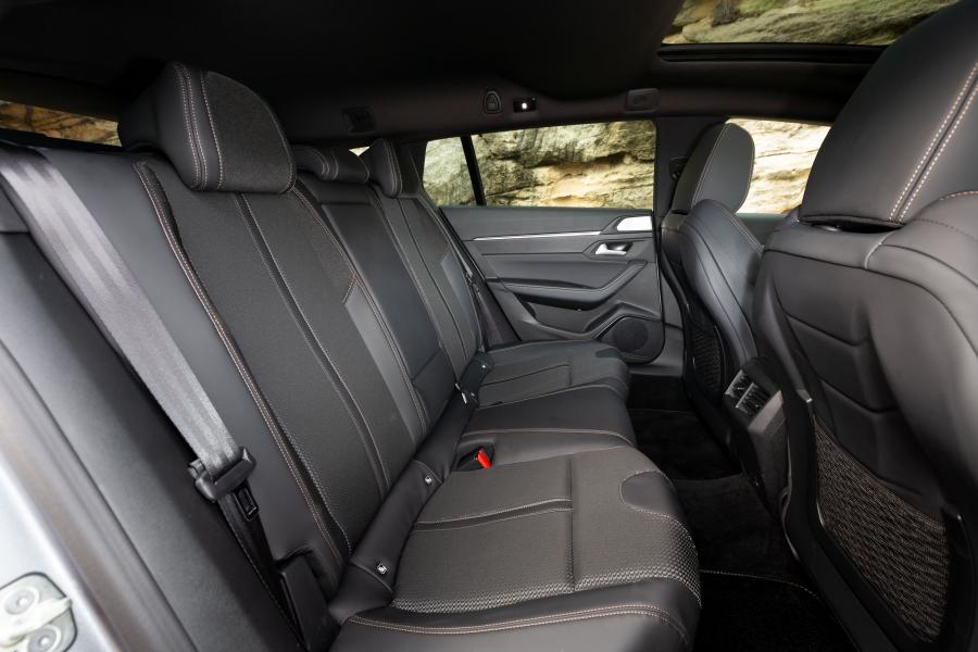 Интерьер Peugeot 508 SW GT Line 2018 года  (WW) (фото 41 из 43)